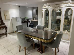 a kitchen with a dining room table and chairs at المهاجر للشقق المخدومة حي المنار in Quai