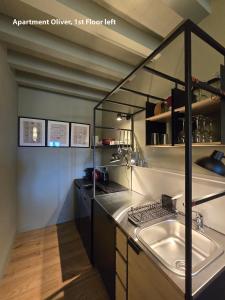 贝拉吉奥Casa Montebello的带水槽和台面的厨房