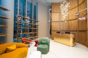 Una tienda con muebles coloridos en una habitación. en Blue Sky Apart-Hotel Batumi, en Batumi