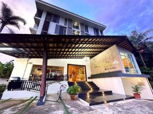 een winkelpui van een huis met luifel bij ลีลาวดี รามอินทรา - Leelawadee Resotel Raminthra 23 in Bangkok