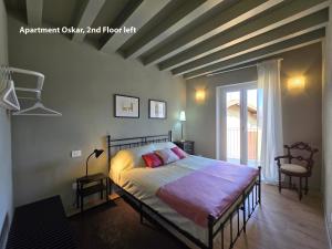 贝拉吉奥Casa Montebello的一间卧室，里面有一张床和一扇大窗户。