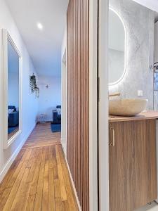 アニエール・シュル・セーヌにあるLe coin cosyの洗面台と鏡のあるバスルーム