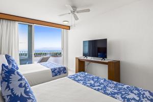 Postel nebo postele na pokoji v ubytování Grand Miramar A601 + 36 fotografií