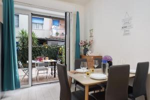 a dining room with a table and chairs and a patio at Appartamento Denis in Rapallo