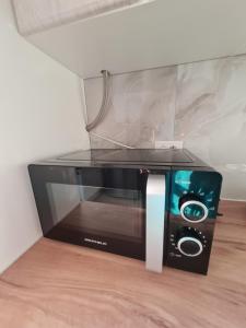 un horno microondas en la parte superior de un suelo de madera en Апартаменти в центрі, en Lutsk