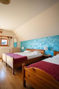 Giường trong phòng chung tại Relax Guest House Marjanca +88 ảnh