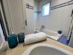 a bathroom with a sink and a bath tub at Appartement Champêtre - Terrasse, Vue & Parking by AlpenlySallanches in Domancy +20 photos
