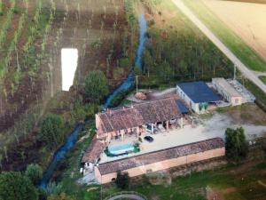 an aerial view of a building next to a river at Agriturismo Cascina Mezzulli in Ostiano