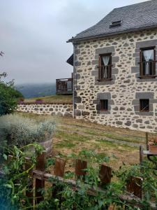 ein Steinhaus mit Garten davor in der Unterkunft Chez Maurice et Sylvie in Laveissière