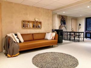 Una sala de estar con un sofá marrón y una mesa. en Terrier Ovifat - Nature Jacuzzi & Sauna, en Ovifat 57 fotos más