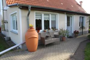 an orange vase sitting outside of a house at Ferienwohnung "Feldblick" Schuhmacher in Gützkow