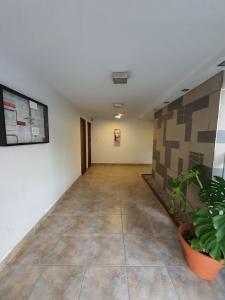 een lege hal met planten in een kamer bij Edificio Junin in Salta
