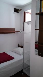 een kleine kamer met een bed en een plank bij Apartment Gabre Trogir in Trogir