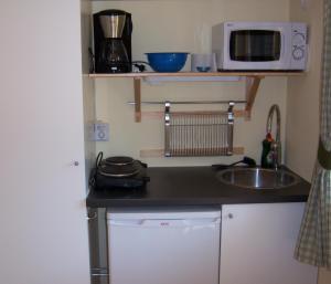 Kuchyň nebo kuchyňský kout v ubytování Korskullens Stugor