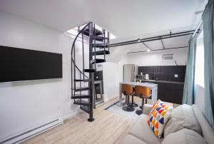 Dapur atau dapur kecil di Bright 1-Bedroom Loft in Converted Garage with Private Entrance