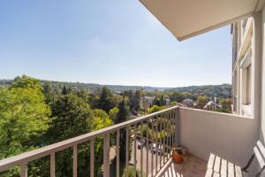 balcone di una casa con vista di Art de Recevoir - Prestige & Vue Panoramique sur Saône - Parking Privé T3 Appartement Climatisé a Fontaines-sur-Saône