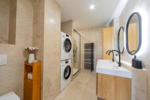 un bagno con lavatrice e lavandino di Art de Recevoir - Prestige & Vue Panoramique sur Saône - Parking Privé T3 Appartement Climatisé a Fontaines-sur-Saône Altre 12 foto
