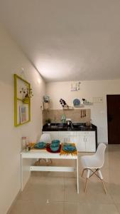 Una cocina con una mesa y sillas en una habitación. en Casa Symphony- Hill View Spacious Studio in Baner-Pashan, en Pune