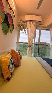 Un dormitorio con una cama con una ventana grande. en Casa Symphony- Hill View Spacious Studio in Baner-Pashan, en Pune 59 fotos más