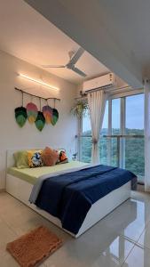 Un dormitorio con una cama grande con una ventana grande. en Casa Symphony- Hill View Spacious Studio in Baner-Pashan, en Pune