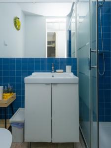 a bathroom with a white sink and a shower at Descubra Lisboa - Príncipe Real in Lisbon