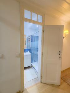 a bathroom with a white door and a sink at Descubra Lisboa - Príncipe Real in Lisbon +38 photos