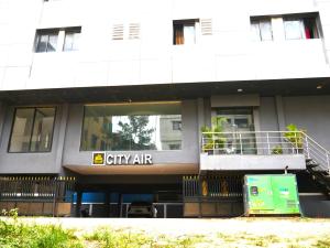 Un edificio blanco con un letrero de aire de ciudad en él. en Hotel City Airr - BUDGET HOTEL, en Pune