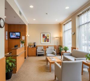 a waiting room at a hospital with chairs and a table at Ekin Apart Arsuz in Arsuz