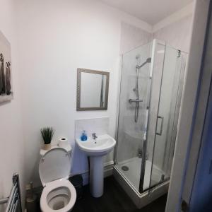 Ванная комната в Home in Woodhouse, Leeds,Free 4 Car Parking,Free WiFi +12 фотографий