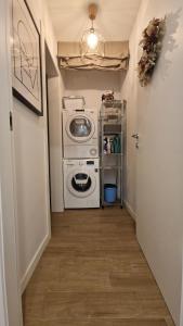 a hallway with a washing machine and a washer at Residenza De Gasperi in Preganziol