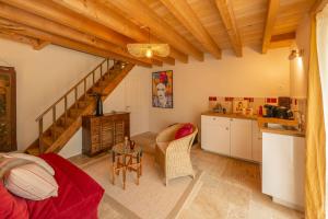 un soggiorno con scala e cucina di Villa Caormina a Prayssac