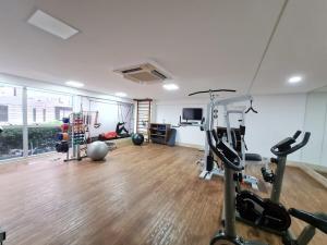 a room with a gym with exercise equipment in it at Tambaú Flex- 2 quartos a 350m da praia in João Pessoa