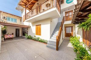 an empty courtyard of a house with a staircase at Pousada Maré Cheia in Paraty