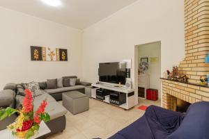 Μια τηλεόραση ή/και κέντρο ψυχαγωγίας στο Casa Tematica com Piscina e Churrasqueira
