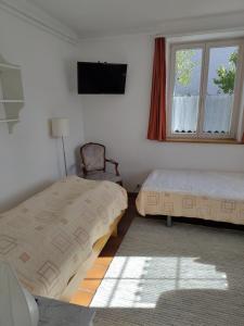 Ένα ή περισσότερα κρεβάτια σε δωμάτιο στο bnb Schwyzerhüsli