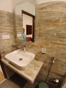 a bathroom with a sink and a mirror at Ella Holly House in Ella