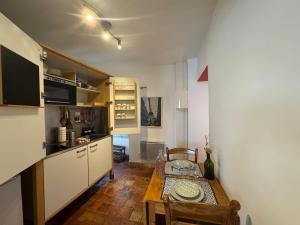 Kuchyň nebo kuchyňský kout v ubytování Studio Ouest - Chambre avec vue vignoble - Domaine viticole Château Barbebelle Rognes - Proche d'Aix-en-Provence + 28 fotografií