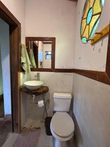 a bathroom with a toilet and a sink at Casinha Fulô do Bongue - 6 km from Serra dos Alves in Itabira +12 photos