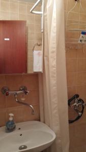 een badkamer met een wastafel en een douche met een spiegel bij Apartment Gabre Trogir in Trogir