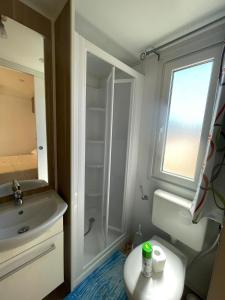 Ένα μπάνιο στο I Faraglioni Bungalow & Area Camper