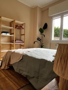 Un dormitorio con una cama grande y una ventana. en Tropical Cocoon in Monza, en Monza