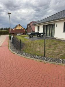 una recinzione con tavolo da picnic in un cortile di Samtenssonne a Samtens