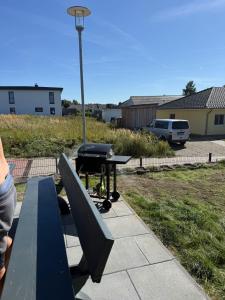 una panchina da picnic con una griglia in un parco di Samtenssonne a Samtens Altre 4 foto