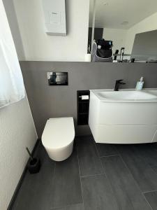 un bagno con un water bianco e un lavandino di Samtenssonne a Samtens