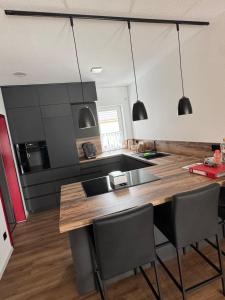 una cucina con ripiano in legno in una camera di Samtenssonne a Samtens