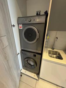 - un lave-linge dans la cuisine équipée d'un évier dans l'établissement Menlyn Maine Residences 813, à Pretoria
