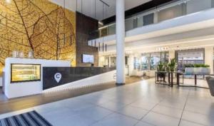 un hall vide d'un immeuble avec unastery ... dans l'établissement Menlyn Maine Residences 813, à Pretoria