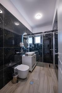 サランダにあるBoutique Hotel Erioniのトイレ、洗面台、シャワー付きのバスルーム