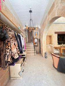 Gallery image of Senglea King Suit in Senglea