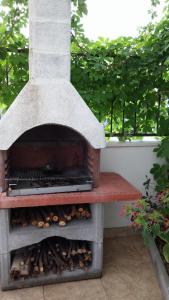a outdoor oven with a bunch of food inside at Apartment Gabre Trogir in Trogir